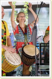 Angela, immer gut gelaunt, Djembespielerin